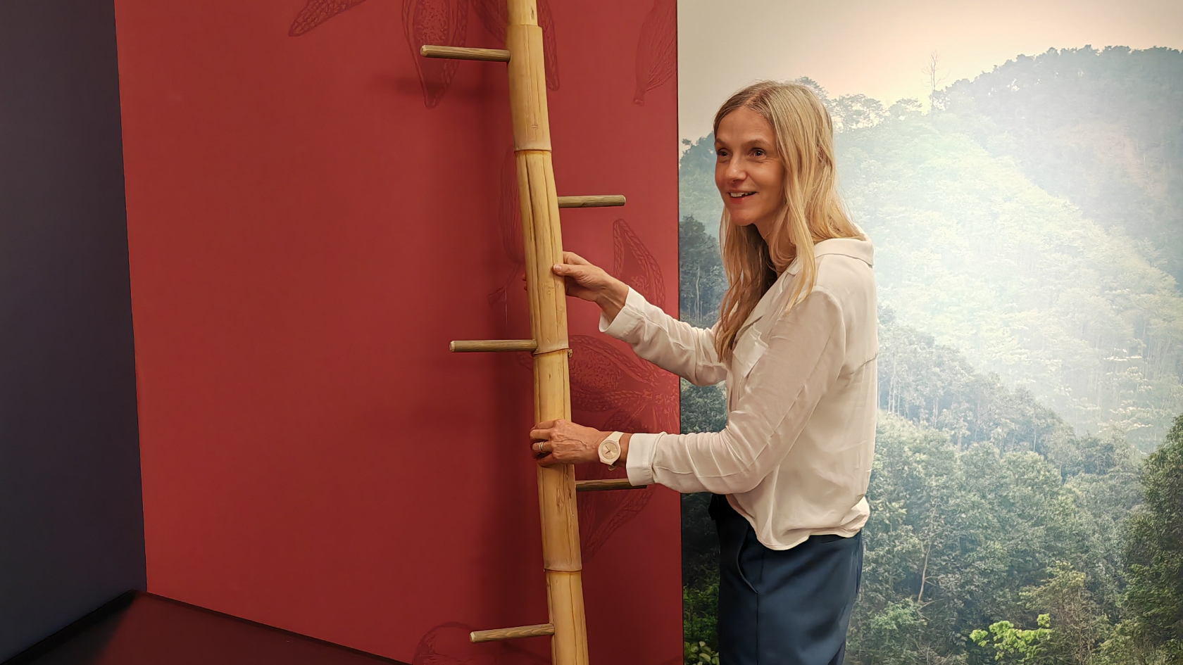 Annuska Derks in der entstehenden Ausstellung. Foto: Maike Powroznik, 2025.