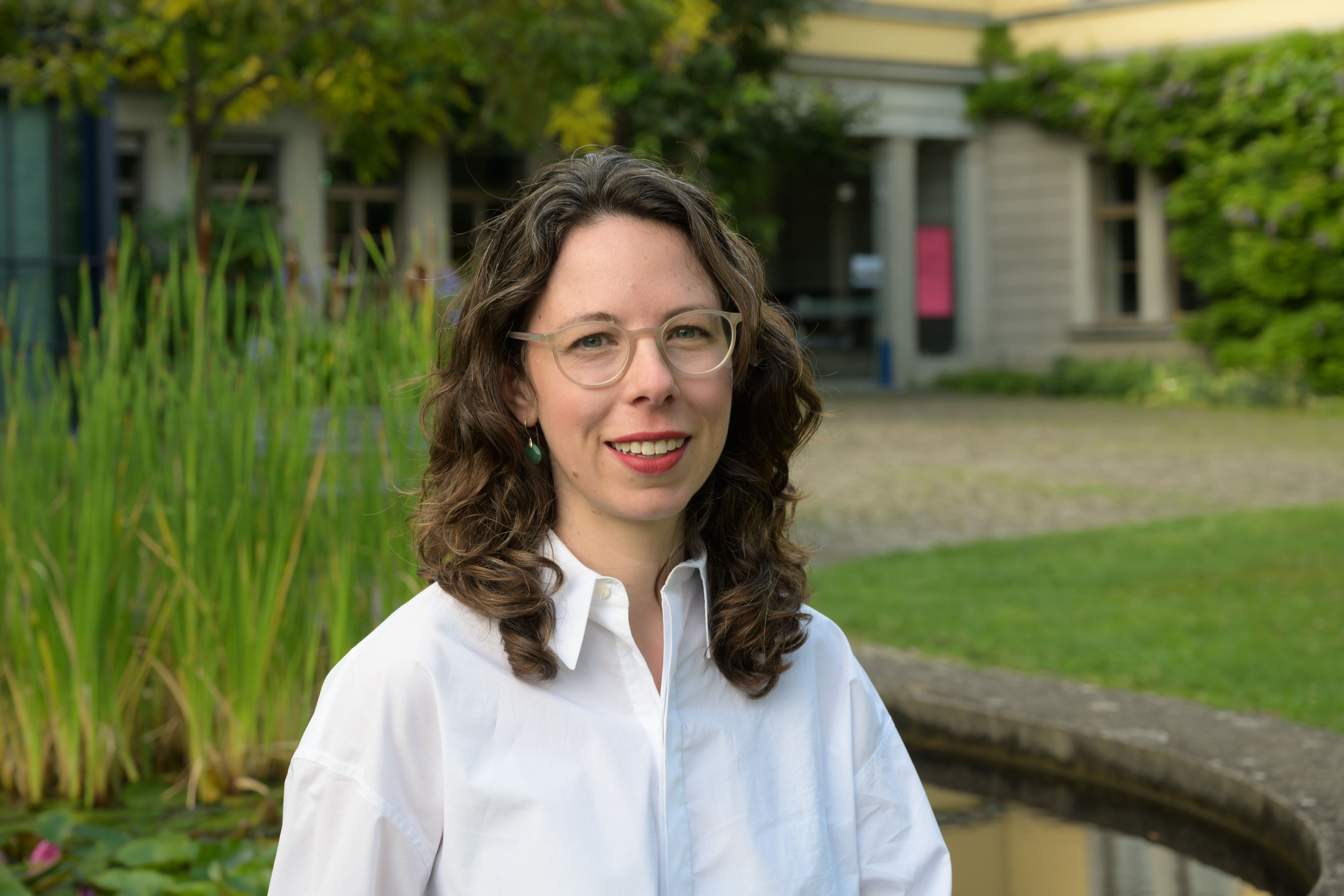 Portrait der neuen Direktorin Prof. Dr. Alice Hertzog vor dem Museum