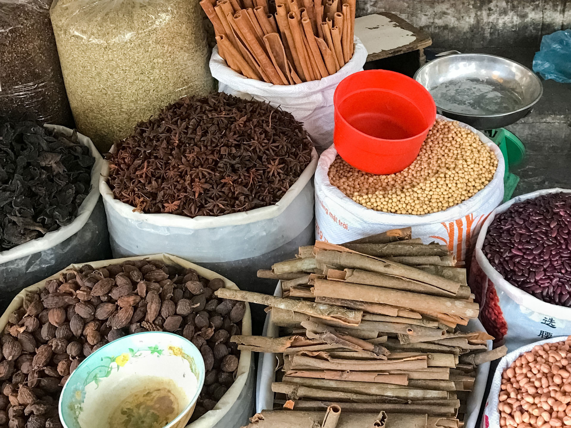 Gewürzsäcke im Đồng Xuân Markt Ha Noi