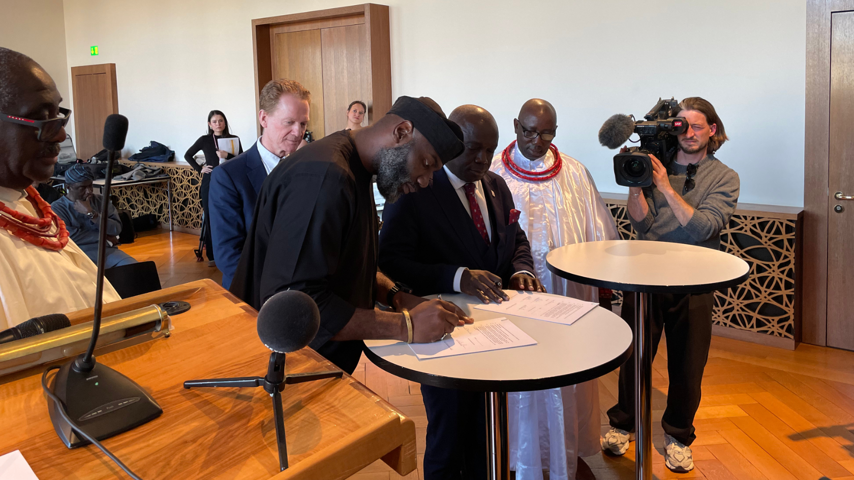 Drei Herren bei der Vertragsunterzeichnung im Stadthaus Zürich.