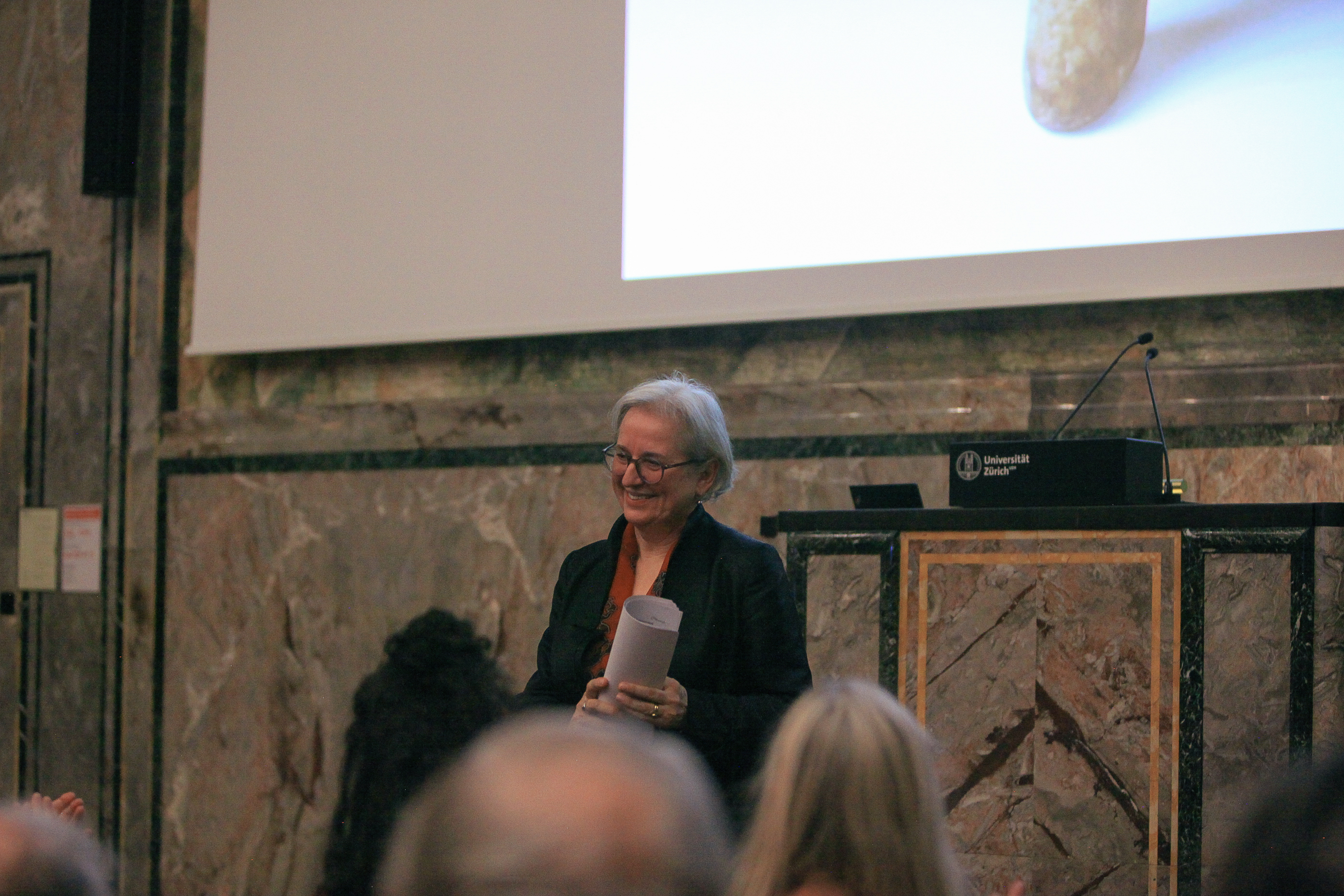 Mareile Flitsch am Abend ihrer Abschiedsvorlesung in der Aula der UZH. Foto: Lorena Strohner, 2024